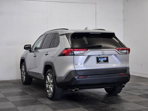 Used 2019 Toyota RAV4 XLE Premium w/ Cold Weather Package FWD image 5