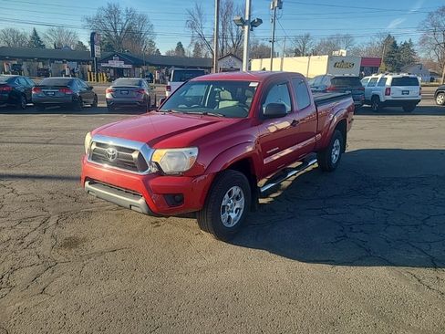 Used 2014 Toyota Tacoma 4x4 Access Cab image 2