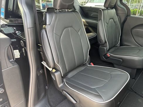 New 2026 Chrysler Pacifica Limited w/ Uconnect Theater Family Group image 50