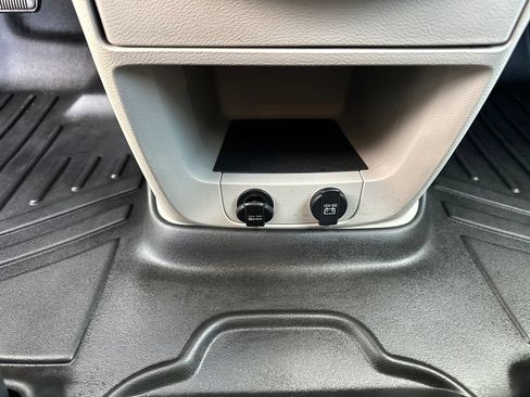 Used 2019 Dodge Grand Caravan SE w/ UConnect Hands-Free Group FWD image 18