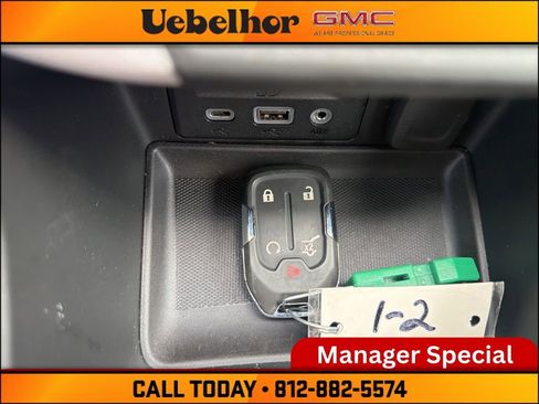 Used 2024 GMC Terrain SLT AWD/4WD image 30