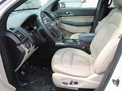 Used 2018 Ford Explorer XLT w/ Equipment Group 202A image 9