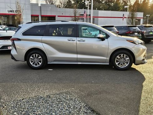 Certified 2024 Toyota Sienna XLE image 8