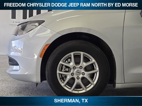 Used 2023 Chrysler Voyager LX image 6