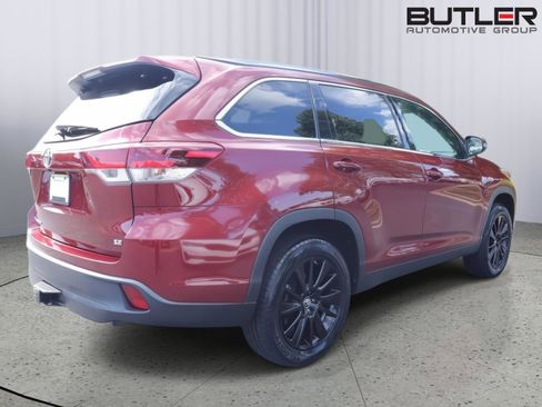 Used 2019 Toyota Highlander SE FWD image 6