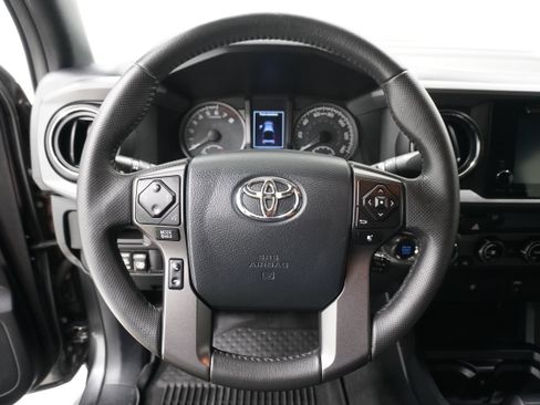Used 2017 Toyota Tacoma TRD Sport w/ Tow Package AWD/4WD image 16