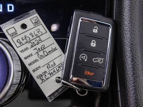 Used 2024 Jeep Grand Cherokee Altitude AWD/4WD image 31