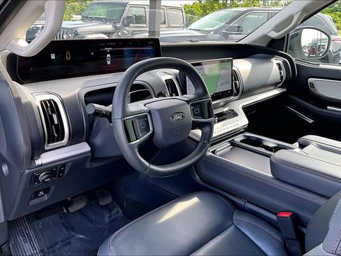 Used 2025 Ford Expedition Active AWD/4WD image 19