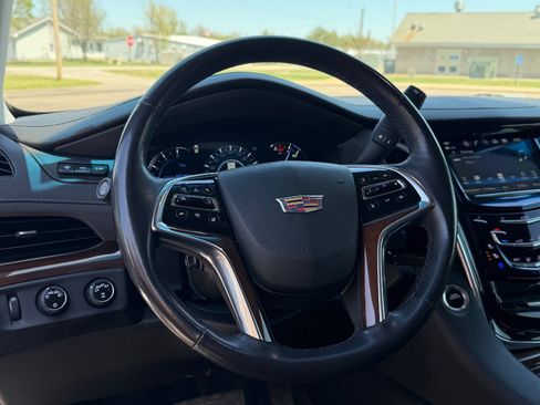 Used 2019 Cadillac Escalade ESV Luxury AWD/4WD image 33