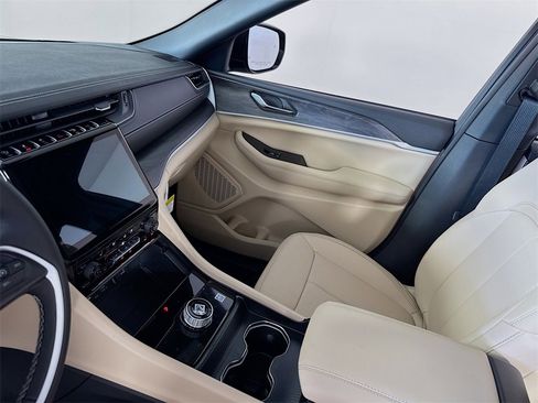 New 2025 Jeep Grand Cherokee Limited w/ Luxury Tech Group II image 24