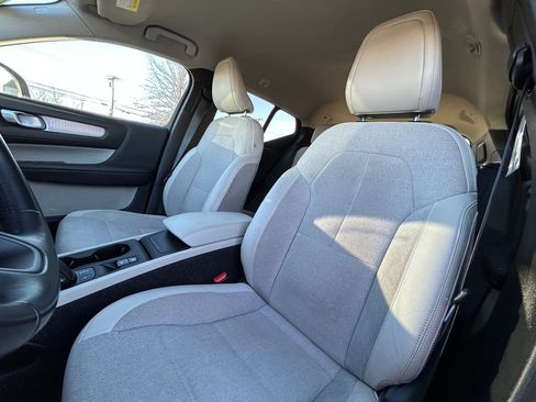 Used 2020 Volvo XC40 T4 Momentum w/ Premium Package image 18