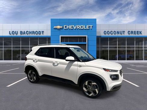 Used 2025 Hyundai Venue SEL FWD image 2