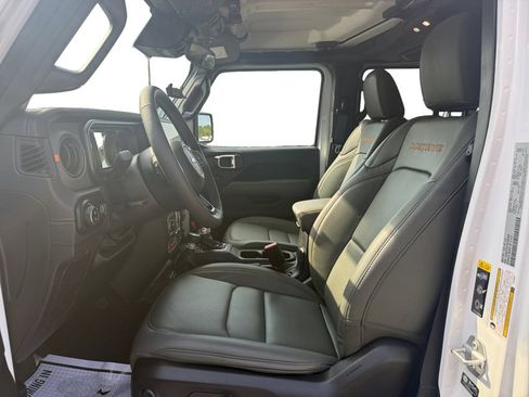 Used 2025 Jeep Gladiator Mojave w/ Safety Group AWD/4WD image 9