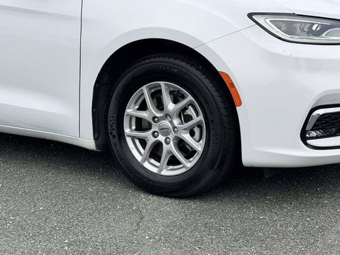 Used 2023 Chrysler Pacifica Touring-L FWD image 7