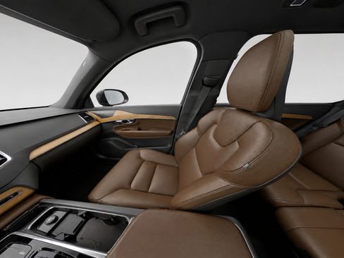 Certified 2023 Volvo XC90 B6 Plus AWD/4WD image 11