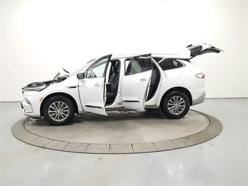 Used 2024 Buick Enclave Premium image 12