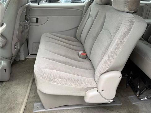 Used 2005 Chrysler Town & Country FWD image 15