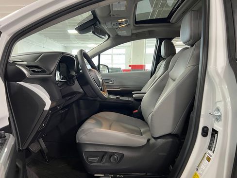 Used 2025 Toyota Sienna XLE w/ XLE Plus Package AWD/4WD image 13