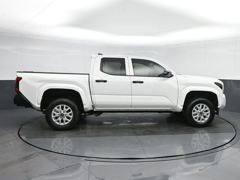 Used 2025 Toyota Tacoma SR image 8