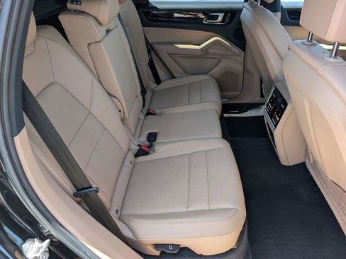 Certified 2023 Porsche Cayenne AWD/4WD image 7