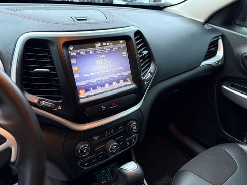 Used 2018 Jeep Cherokee Trailhawk image 27