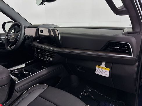 New 2025 Chevrolet Suburban Premier image 32