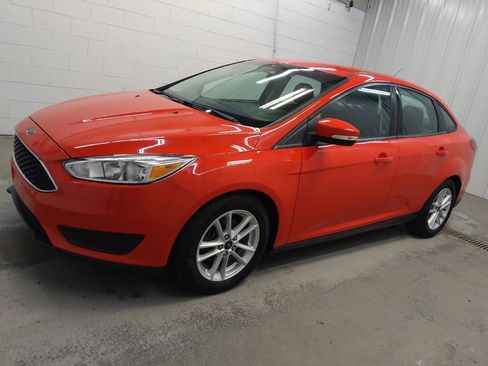 Used 2017 Ford Focus SE FWD image 2