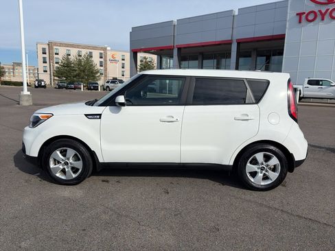 Used 2017 Kia Soul Base image 2