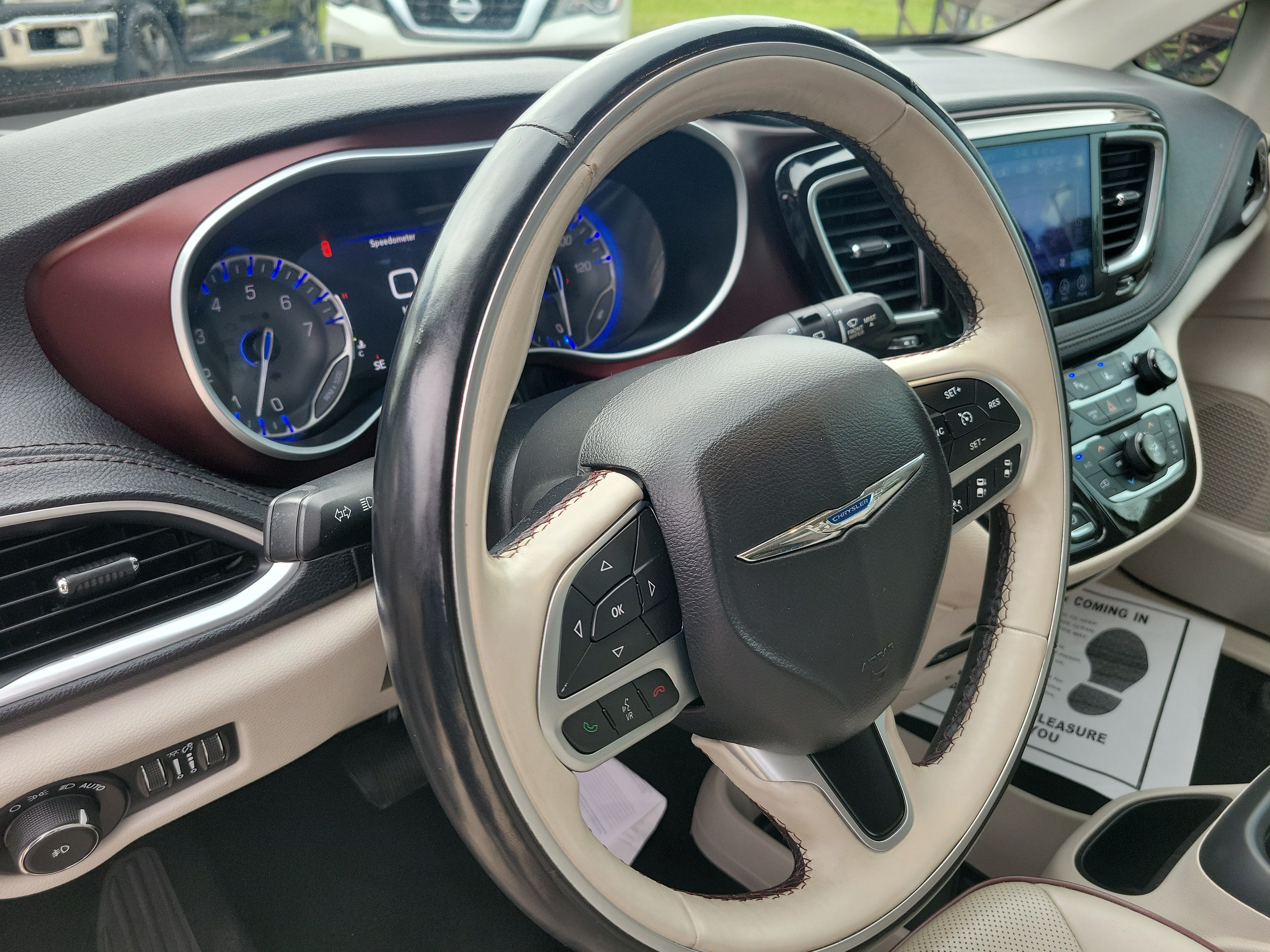 Used 2017 Chrysler Pacifica Limited w/ UConnect Theater Package FWD image 17