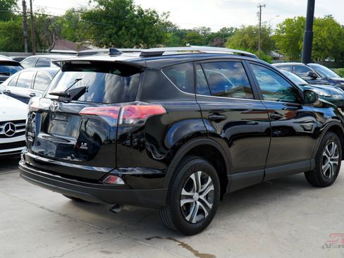 Used 2018 Toyota RAV4 LE image 6