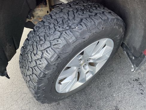 Used 2020 Chevrolet Silverado 1500 Custom w/ Custom Value Package image 11