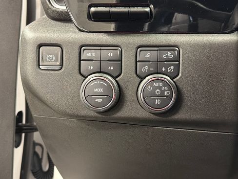 Used 2024 Chevrolet Silverado 1500 High Country w/ Technology Package AWD/4WD image 34