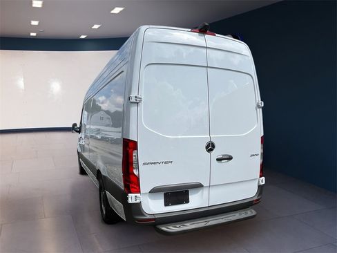 Used 2025 Mercedes-Benz Sprinter 2500 image 2