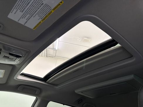 Used 2017 Toyota Sienna SE Premium image 22