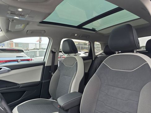 Certified 2025 Volkswagen Taos SE AWD/4WD image 21