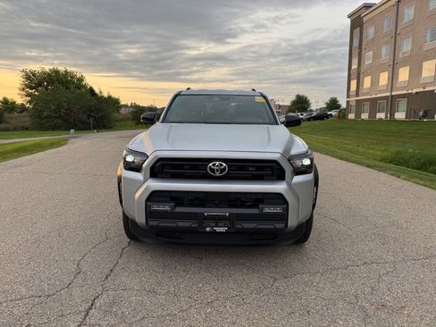 Used 2025 Toyota 4Runner SR5 AWD/4WD image 12