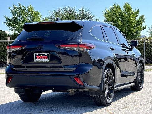 Used 2024 Toyota Highlander LE AWD/4WD image 4