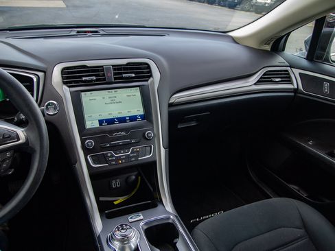 Used 2020 Ford Fusion SE FWD image 16