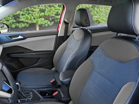 Used 2022 Volkswagen Taos SE w/ Panoramic Sunroof Package image 10