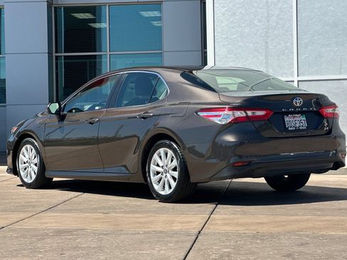 Used 2018 Toyota Camry LE FWD image 6