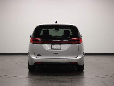 Used 2024 Chrysler Pacifica Touring-L FWD image 7