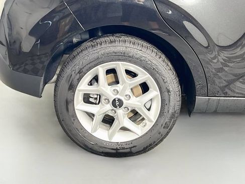 Used 2025 Kia Soul LX w/ LX Technology Package FWD image 32