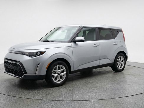 Used 2025 Kia Soul LX w/ LX Technology Package image 3