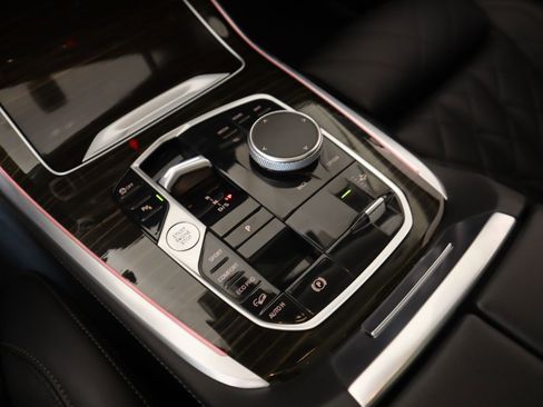 Used 2024 BMW X7 xDrive40i image 9