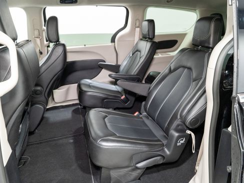 Used 2024 Chrysler Pacifica Touring-L image 31