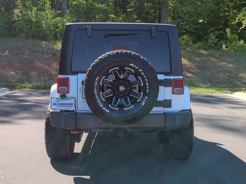 Used 2018 Jeep Wrangler Unlimited Sahara w/ Connectivity Group AWD/4WD image 12