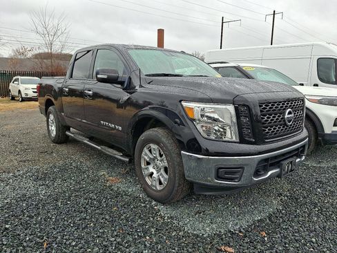 Used 2019 Nissan Titan SV image 5