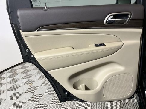 Used 2017 Jeep Grand Cherokee Overland w/ Jeep Active Safety Group image 21