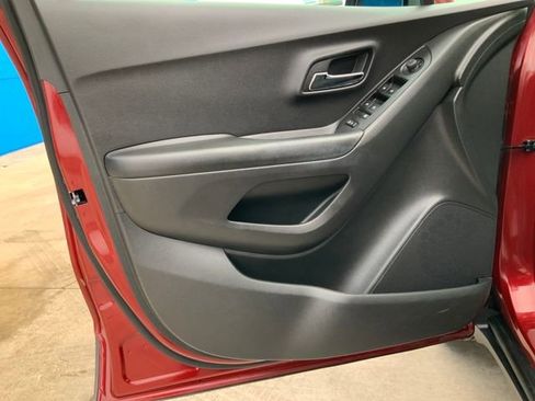 Used 2022 Chevrolet Trax LT w/ LT Convenience Package image 14