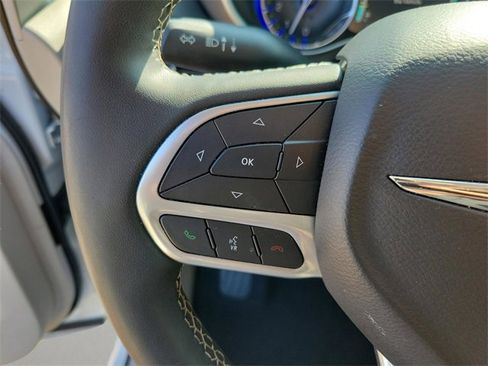 Used 2024 Chrysler Pacifica Touring-L image 18